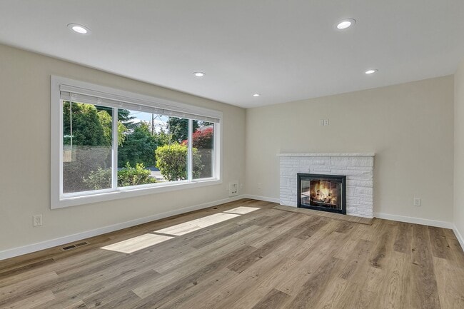 Foto del edificio - Freshly Remodeled Burien Rambler