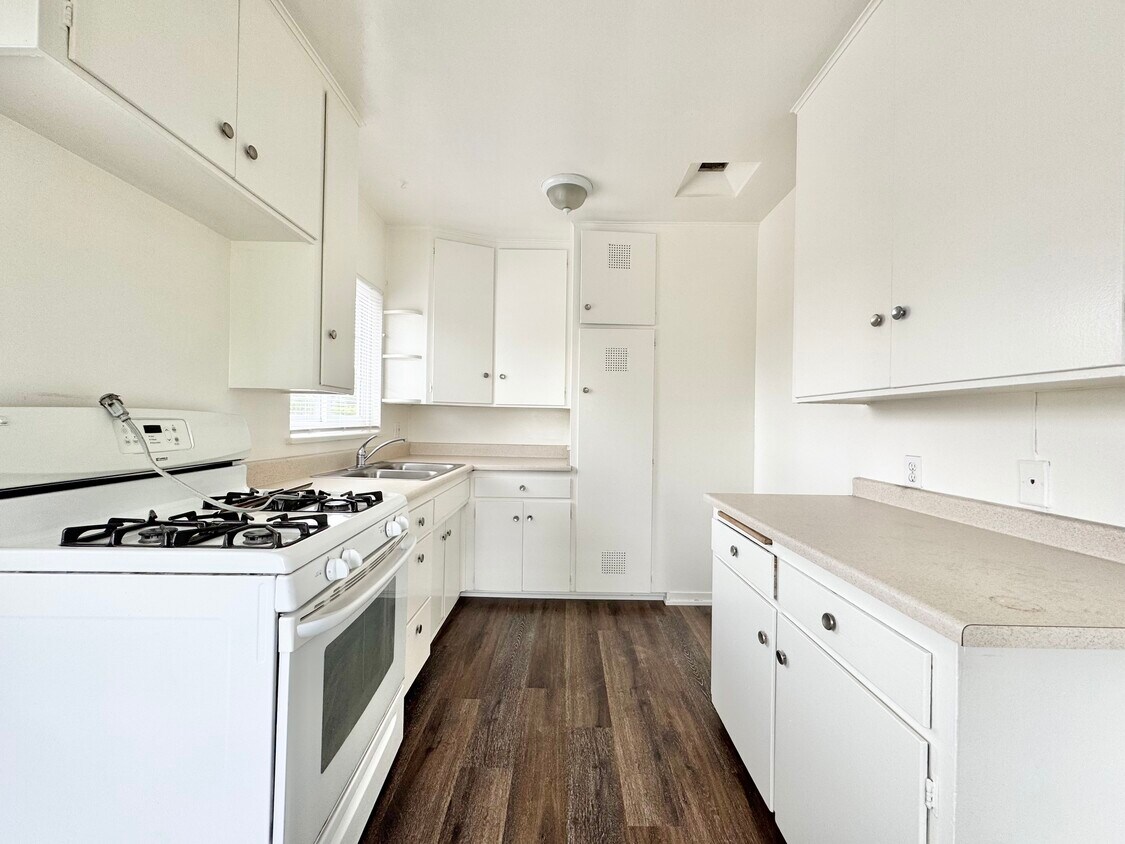 Foto principal - 5640 Kester Ave