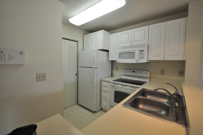 Building Photo - Gated - Landings of Tampa - 2nd Floor Unit...