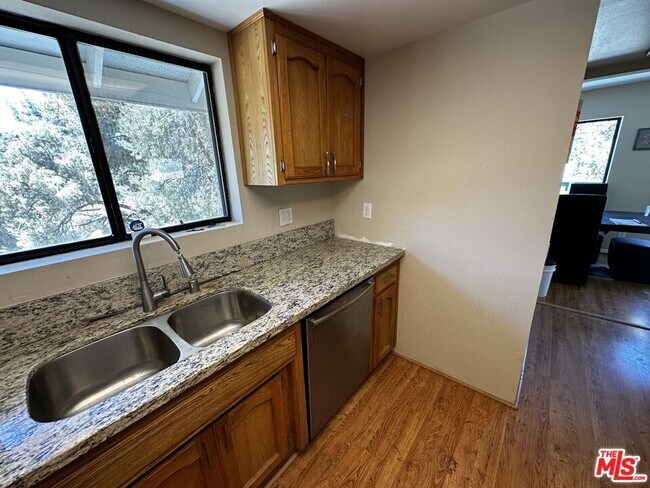 Foto del edificio - 9216 Whispering Pines Rd