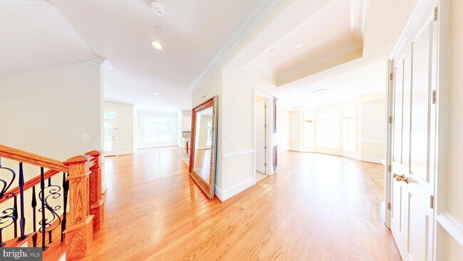Building Photo - 6403 Earlham Dr