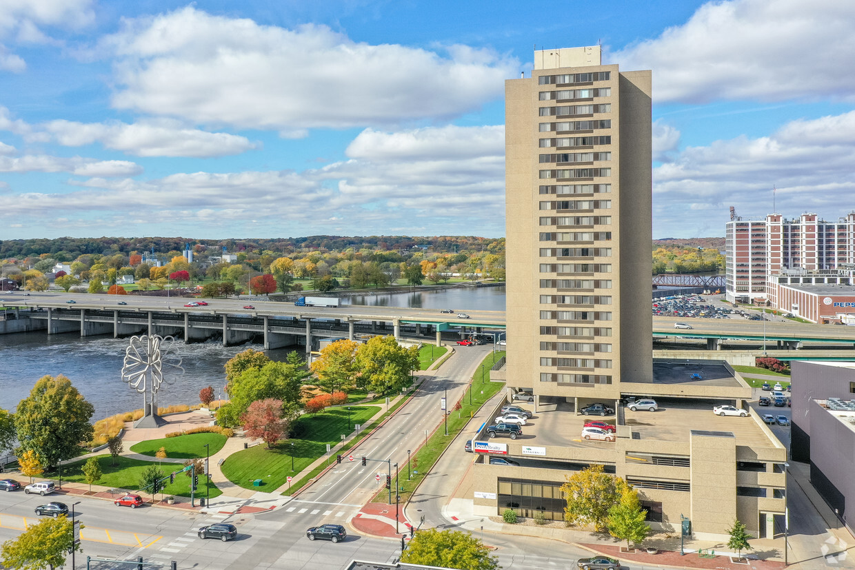 Foto principal - Cedar River Tower Apartments