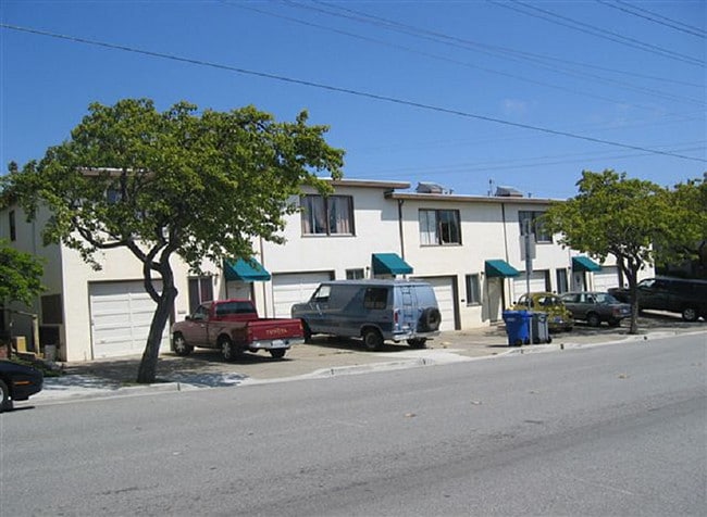 Alternate Building View - 502 Commercial Ave