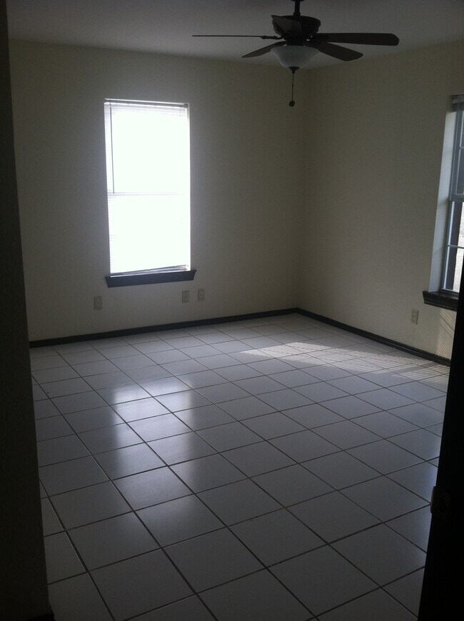 Foto del edificio - 2420 Cross St