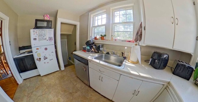Building Photo - Pet-Friendly + Bonus Room + Washer & Dryer...