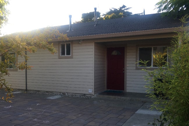 Building Photo - 1149 Lincoln Ct