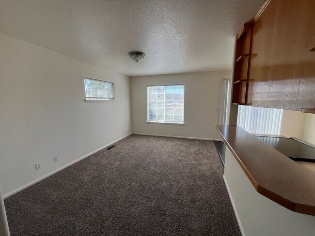 Foto del edificio - 3 Bedroom 2 Bath Duplex in Springfield on a cul-de-sac