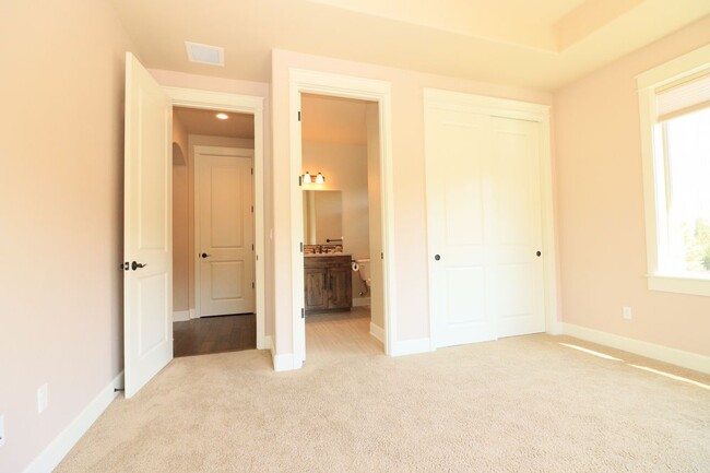 Building Photo - Beautiful Home Awbrey Butte