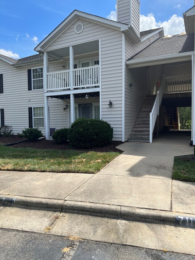 Foto principal - 7117 W Friendly Ave