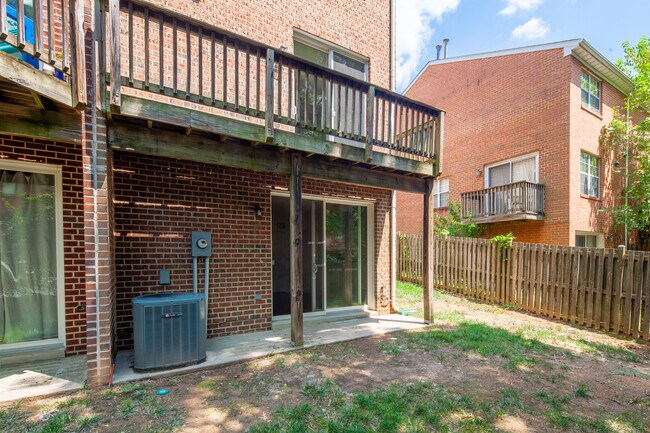 Building Photo - 4428 S Four Mile Run Dr
