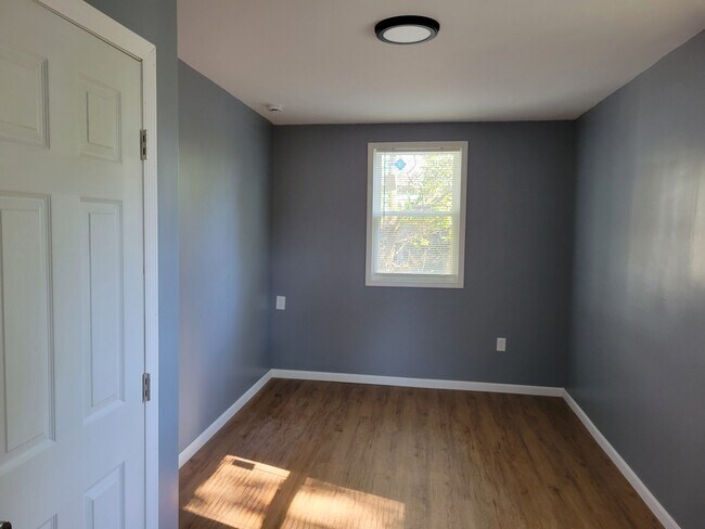 Building Photo - 2418 Linden Dr