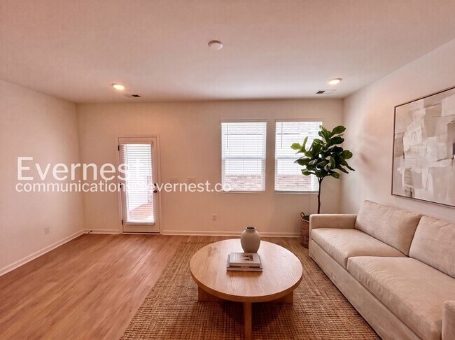 Foto del edificio - 4 Bed/3 Bath Town Home with Fenced Yard & Garage / Available Now!