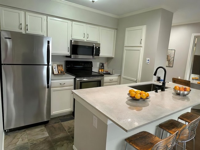 Foto del edificio - Stunning 3rd-floor corner unit condo in the desirable 78759 area!