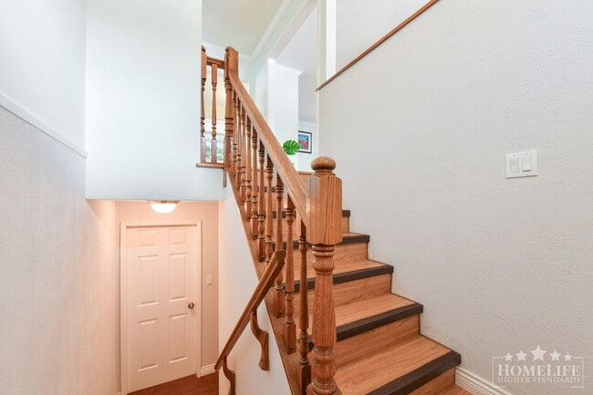 Building Photo - Spacious 5-Bedroom Detached Home in North Delta — Large Backyard, Two Kitchens & Ample Parking