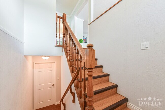 Photo du bâtiment - Spacious 5-Bedroom Detached Home in North Delta — Large Backyard, Two Kitchens & Ample Parking