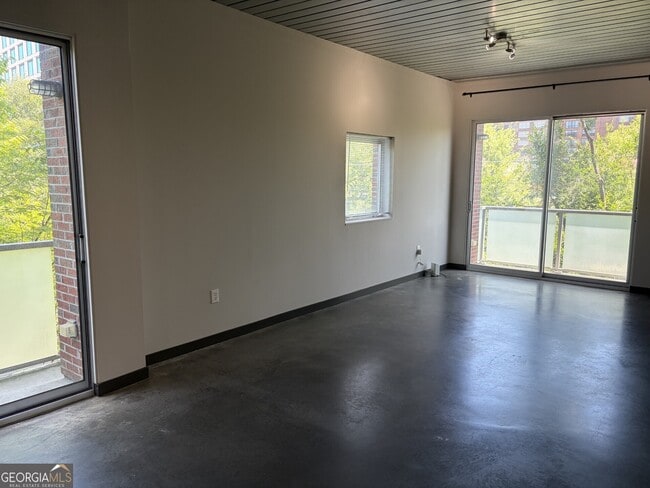 Building Photo - 620 Glen Iris Dr NE
