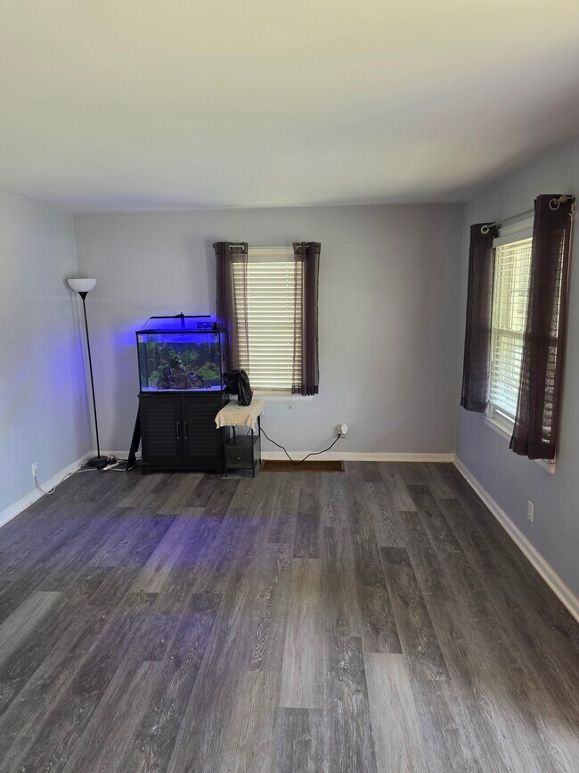 Living room (fish tank not included) - 1730 Morey Ave