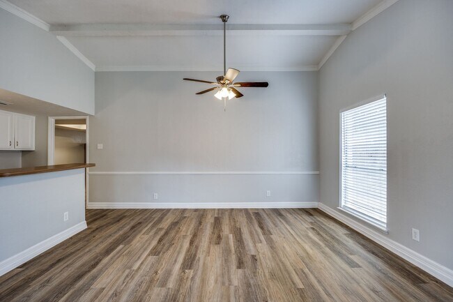 Foto del edificio - Spacious 4BD Home with Stunning Landscape ...