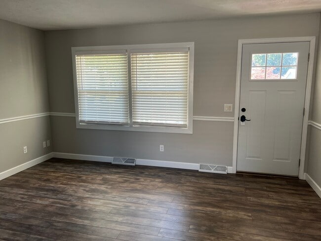 Building Photo - NORTHGATE MOVE IN READY! 3 BEDROOM 2 FULL BATH!