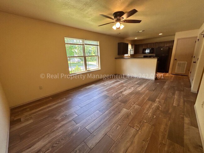 Foto del edificio - MOVE IN SPECIAL! JUST PAY MOVE IN FEES! 2 ...