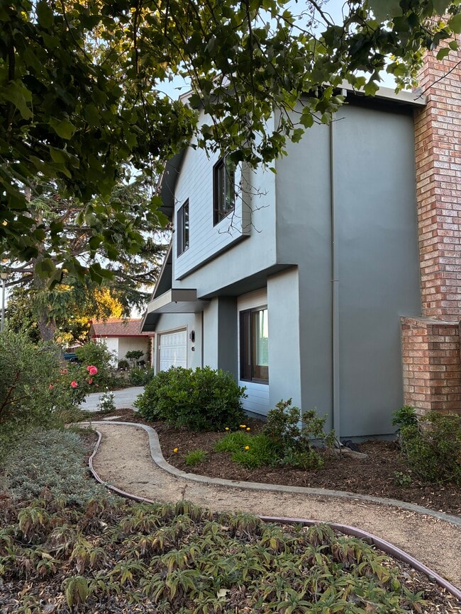 Building Photo - 405 Solano Dr