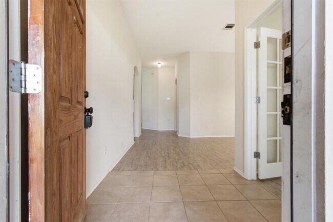 Building Photo - 224 Poplarwood Dr