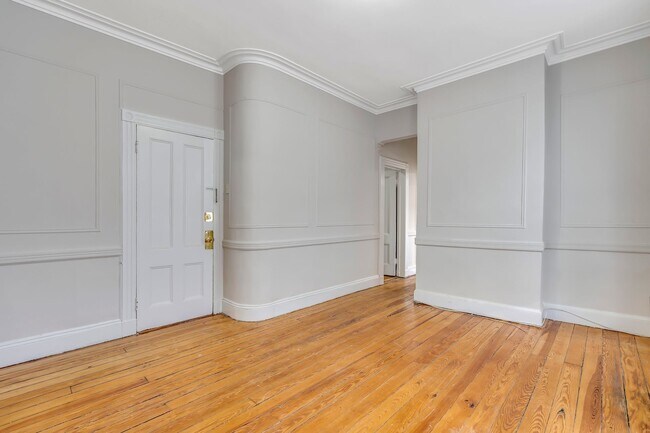 Building Photo - 319 26th St
