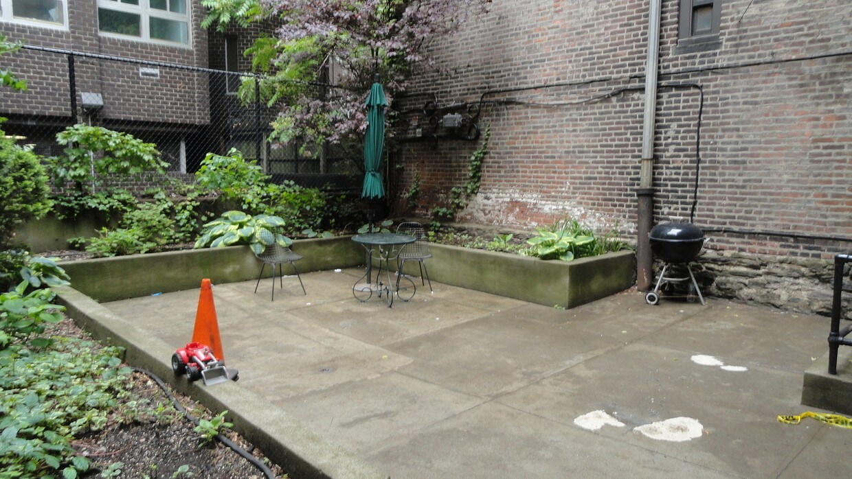 Primary Photo - 240 E 24th St