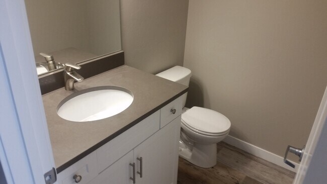 Building Photo - Beautifully updated town home with fenced ...