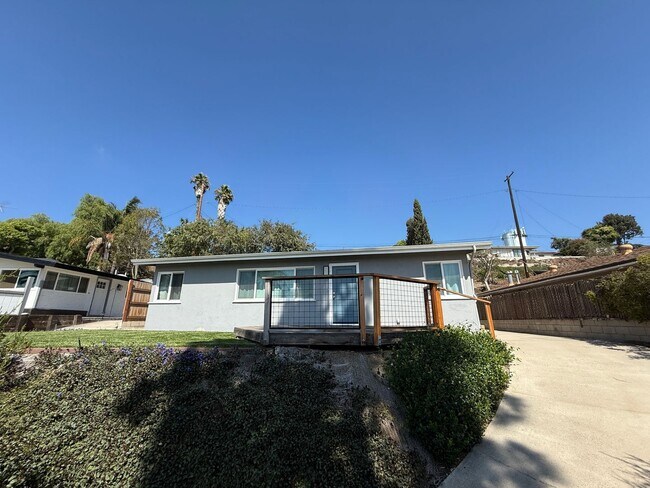 Foto del edificio - Fully Renovated Home with Stunning Farm Views in Old Town Camarillo