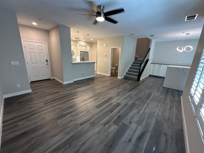 Building Photo - Stunning 3 Bedroom, 2.5 Bath Townhome / Be...