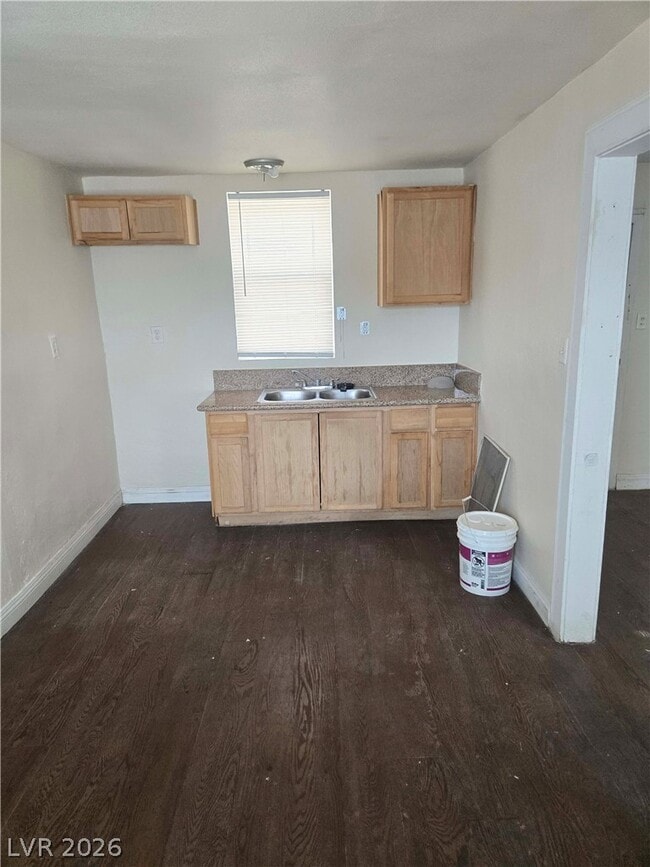 Building Photo - 413 W Van Buren Ave