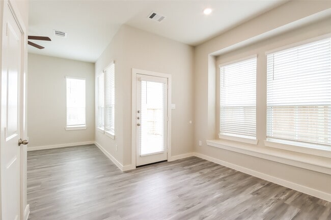 Foto del edificio - 9835 Willow Creek Commerce Dr
