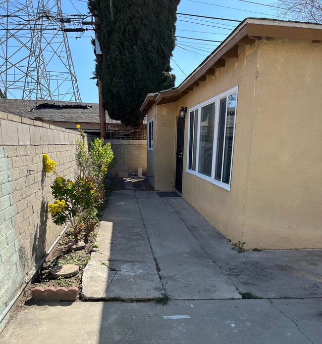 Entrada lateral principal - 2770 Glenwood Pl