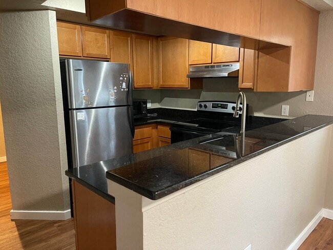 Building Photo - Adorable 2bd Juanita condo!