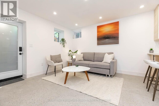 Building Photo - 55 Dearbourne Ave