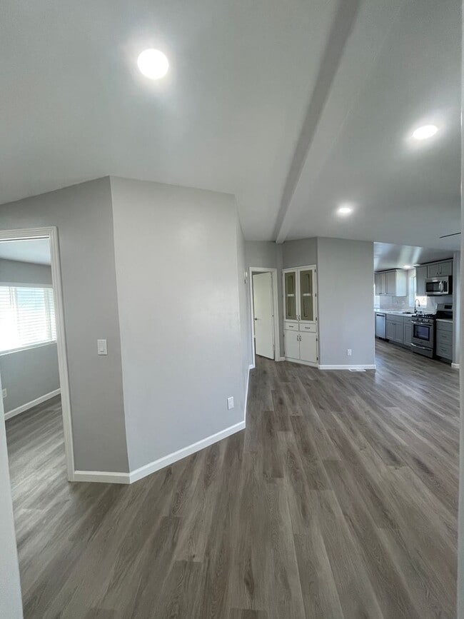 Building Photo - Beautiful 3 Bedroom 2 Bath Single Family H...