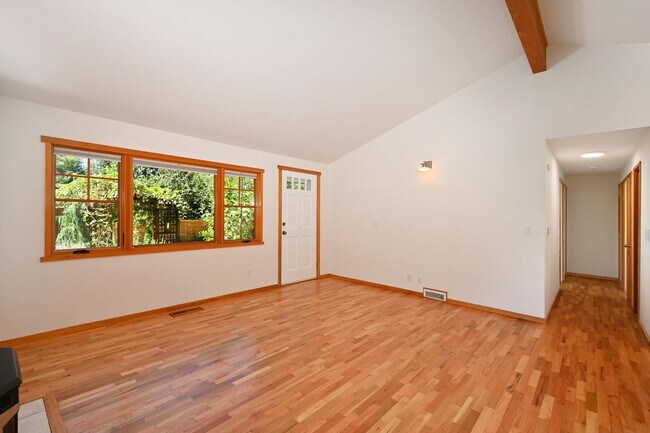 Foto del edificio - 10350 45th Ave NE