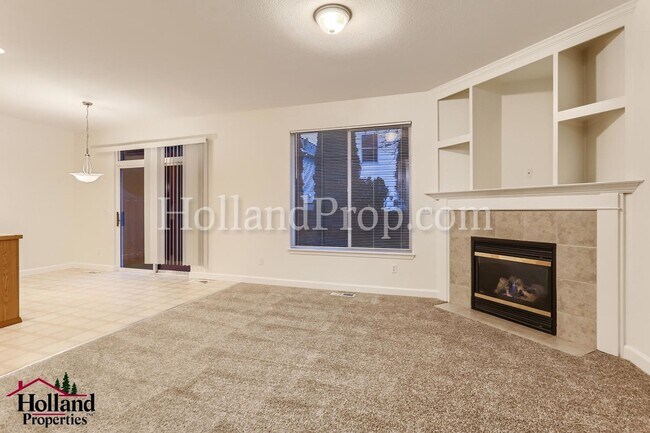 Foto del edificio - Lovely Fenced-Yard Single-Family Home in H...