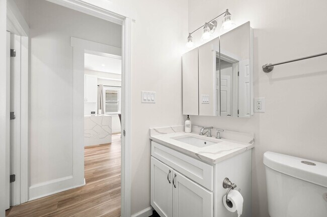 Foto del edificio - 1215 N Warman Ave