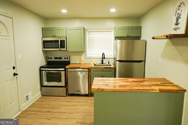 Building Photo - 1875 Dunlap Ave