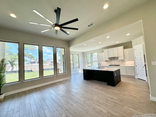 Building Photo - 211 Corazon