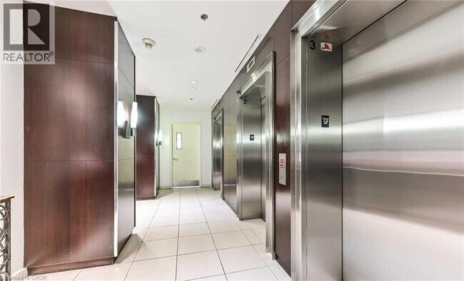 Photo du bâtiment - 36 Lee Centre Dr