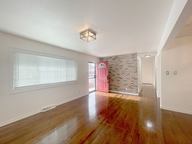 Building Photo - Stunning remodeled 2 bedroom duplex with h...