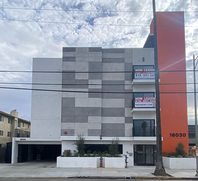 Foto del edificio - 16030 Sherman Way, Unit A-1BD