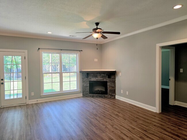 Building Photo - 3304 Alexandria Dr