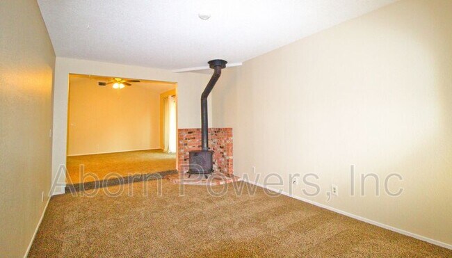 Building Photo - 343 Montrose Dr