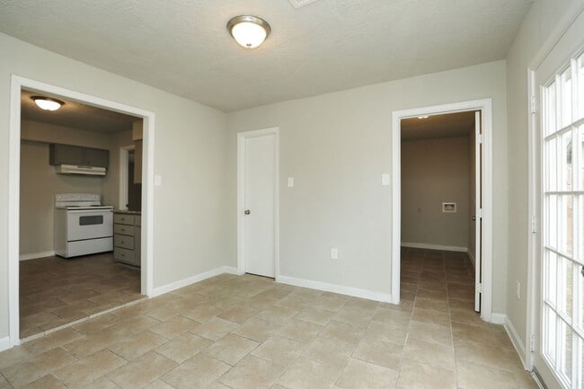 Foto del edificio - Christmas Move-In Special! Sign a lease now and get 50% off your first month’s rent. Hurry — offe...