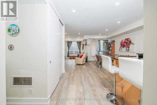 Building Photo - 390 Booth St