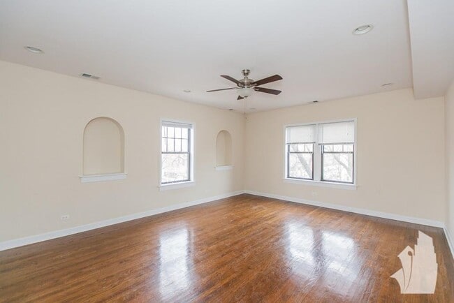 Building Photo - 1827 W Leland Ave